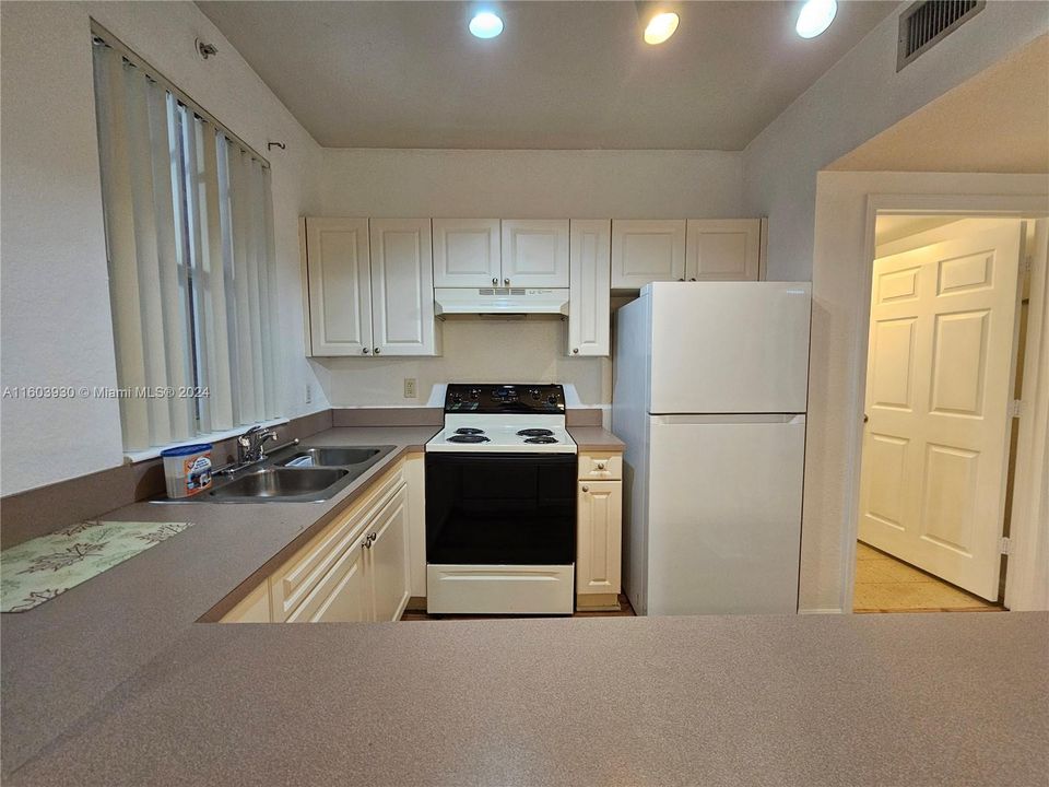 Active With Contract: $1,700 (1 beds, 1 baths, 716 Square Feet)