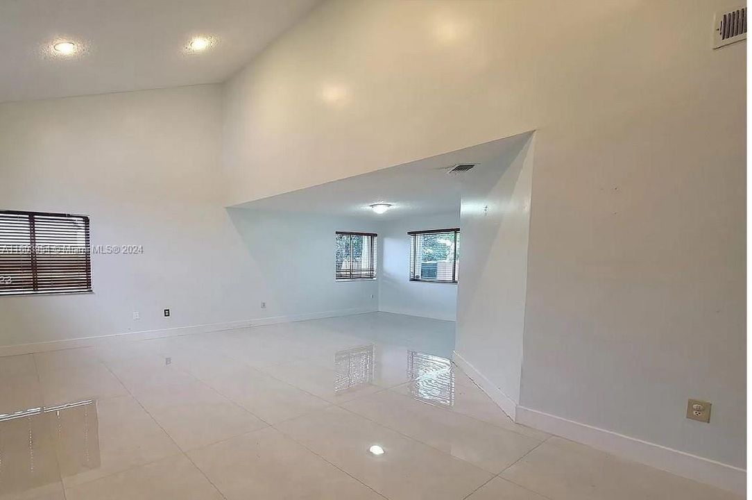 En Venta: $799,999 (4 camas, 2 baños, 1967 Pies cuadrados)