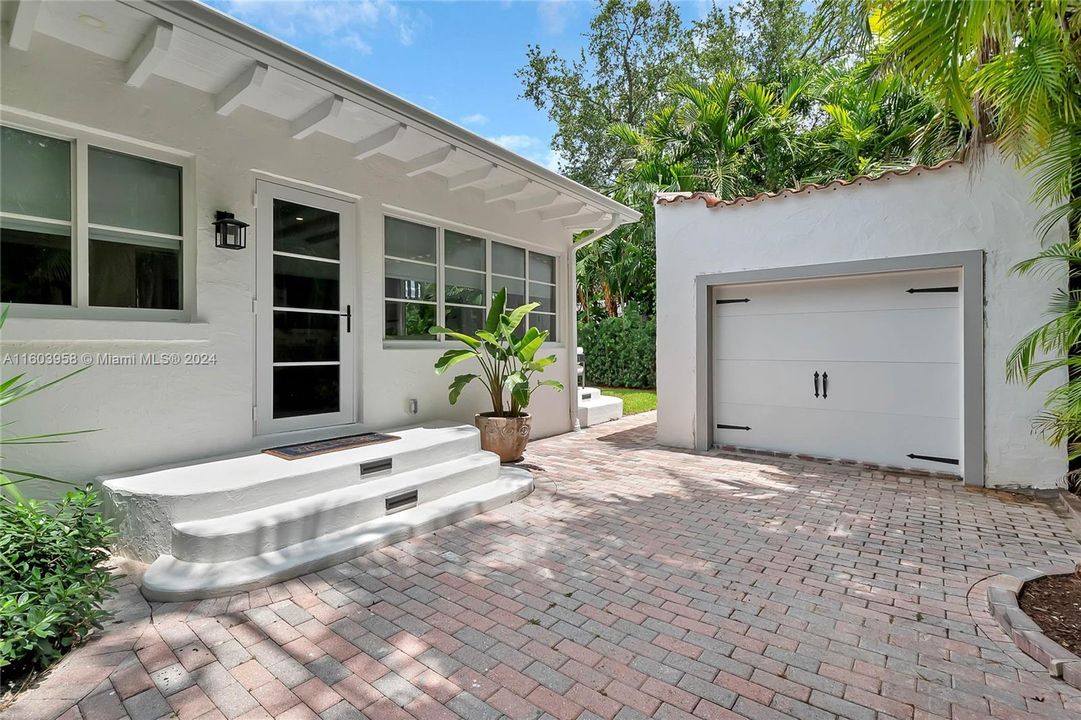 Recently Sold: $1,975,000 (3 beds, 2 baths, 1836 Square Feet)