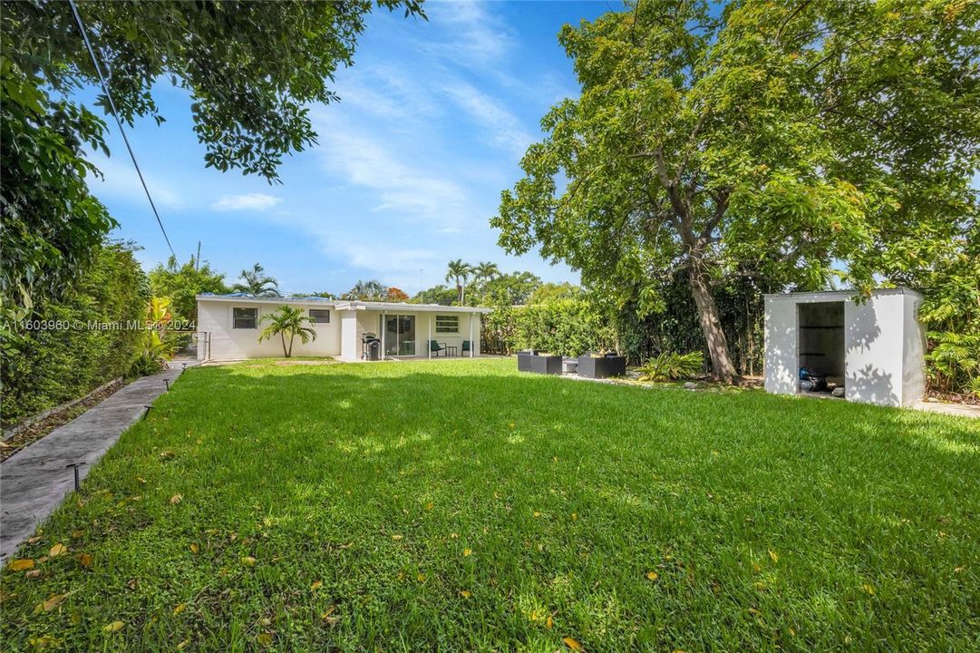 Backyard with private walkway to Guest House.