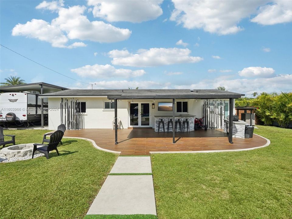 For Sale: $840,000 (3 beds, 2 baths, 1012 Square Feet)