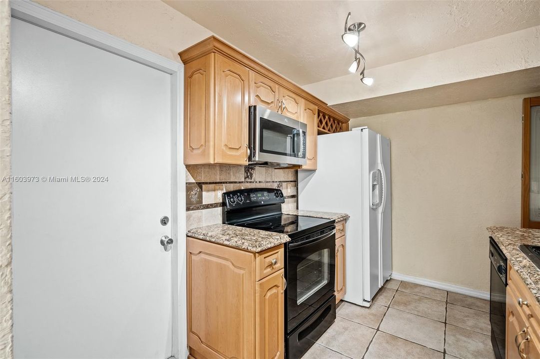 Active With Contract: $389,900 (2 beds, 2 baths, 1351 Square Feet)