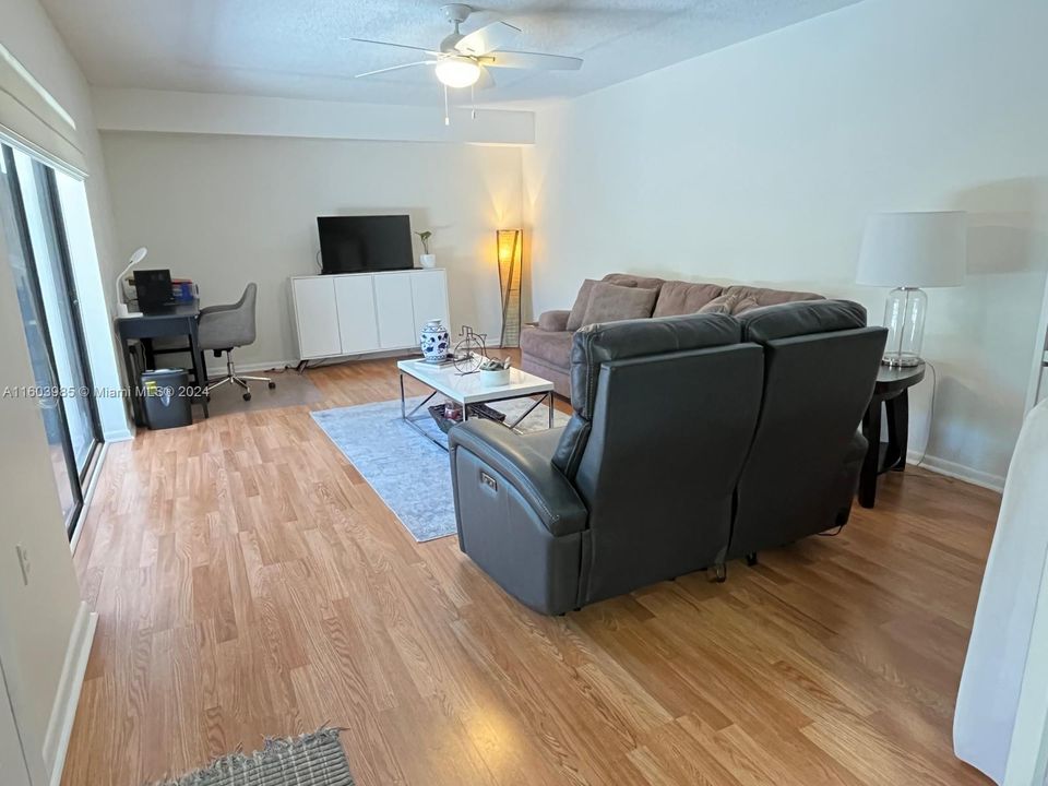 For Sale: $318,000 (2 beds, 2 baths, 1236 Square Feet)