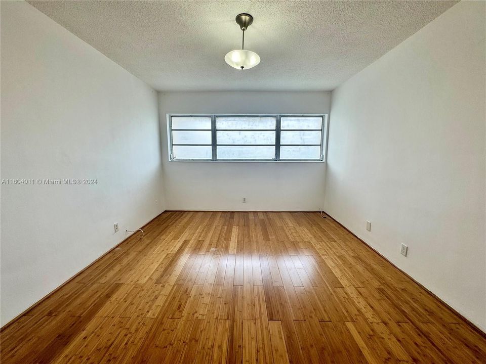 Active With Contract: $1,690 (1 beds, 1 baths, 746 Square Feet)