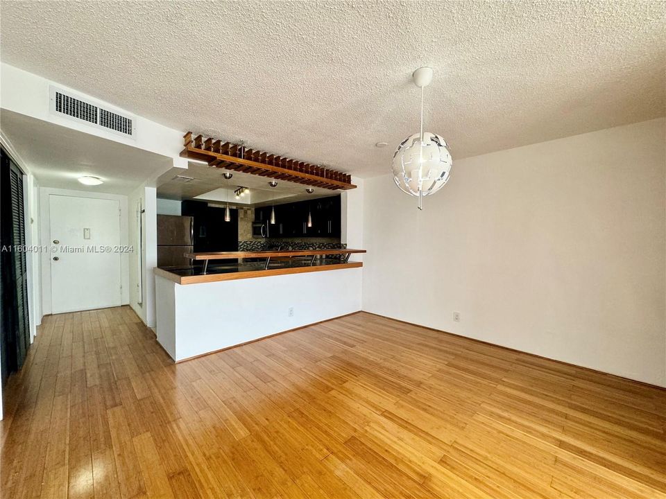 Active With Contract: $1,690 (1 beds, 1 baths, 746 Square Feet)