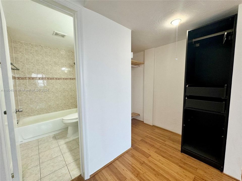 Active With Contract: $1,690 (1 beds, 1 baths, 746 Square Feet)