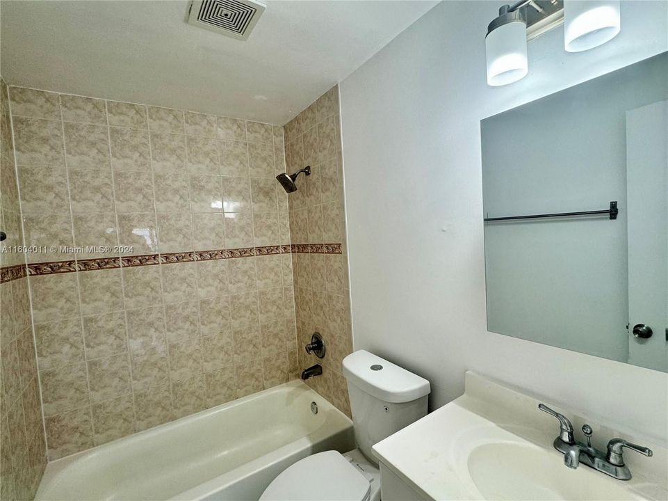 Active With Contract: $1,690 (1 beds, 1 baths, 746 Square Feet)