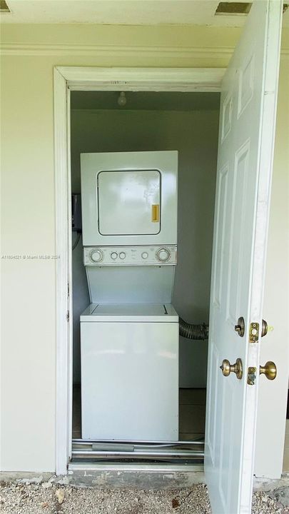 For Rent: $2,100 (2 beds, 1 baths, 866 Square Feet)