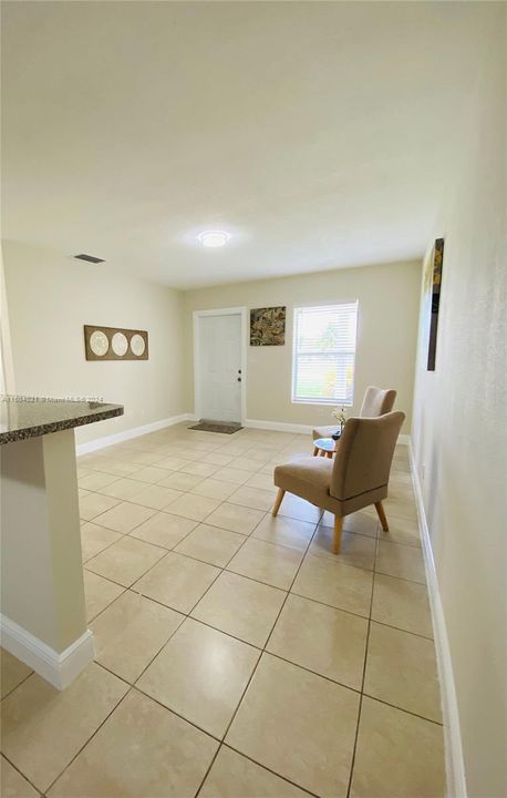 For Rent: $2,100 (2 beds, 1 baths, 866 Square Feet)