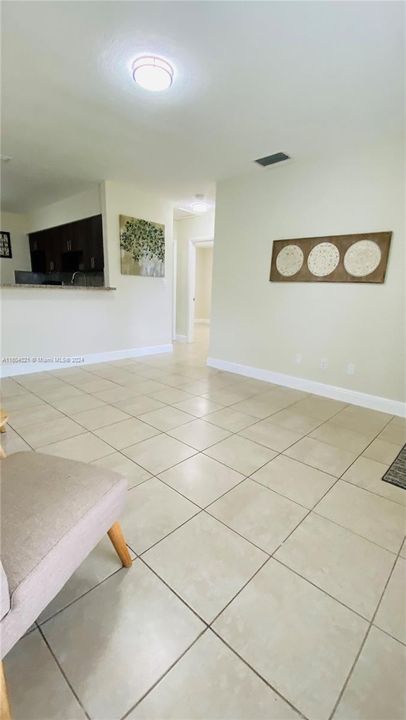 For Rent: $2,100 (2 beds, 1 baths, 866 Square Feet)