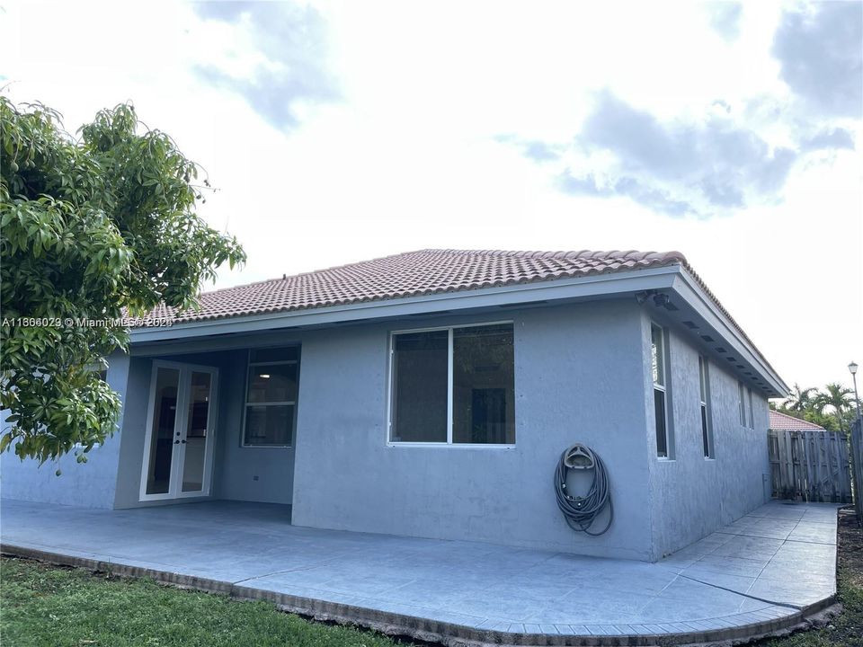 En Venta: $740,000 (3 camas, 2 baños, 1941 Pies cuadrados)