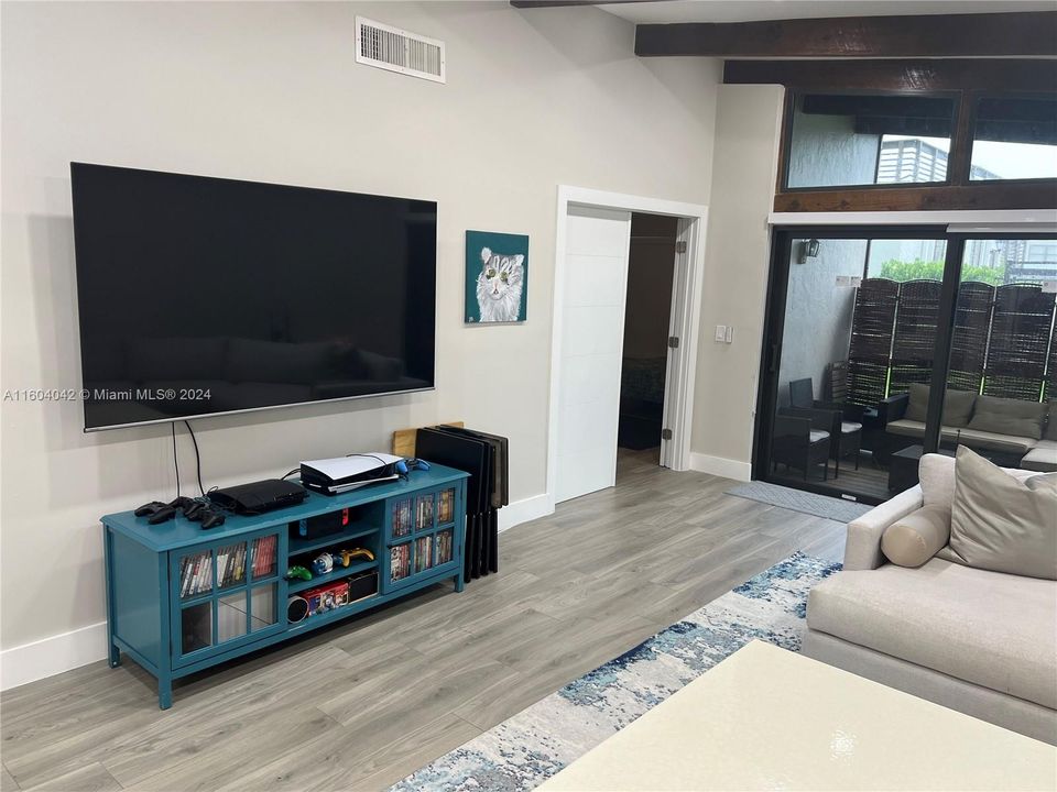 Active With Contract: $399,900 (2 beds, 2 baths, 1460 Square Feet)