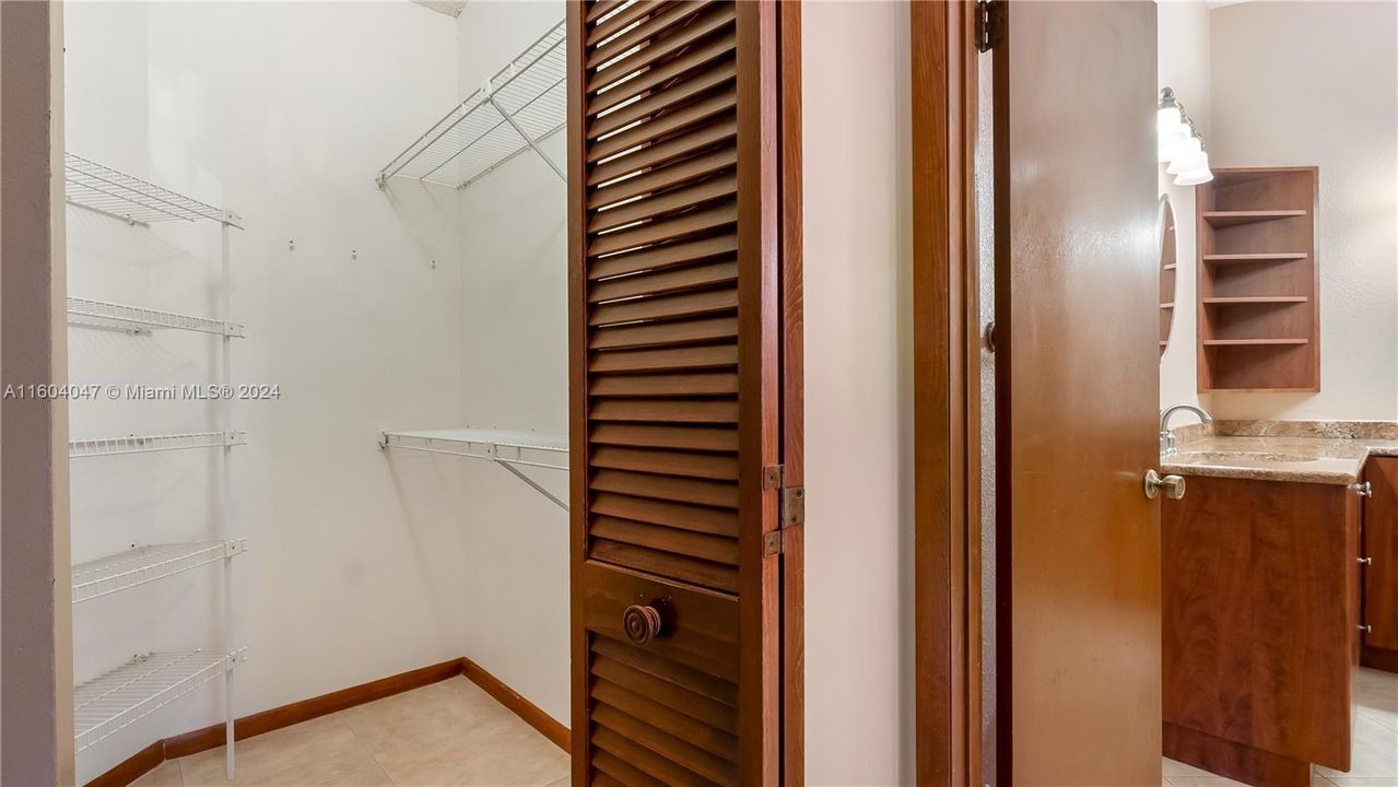 En Venta: $699,000 (4 camas, 2 baños, 2195 Pies cuadrados)