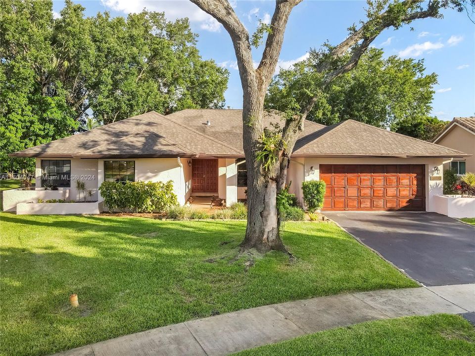 For Sale: $699,000 (4 beds, 2 baths, 2195 Square Feet)