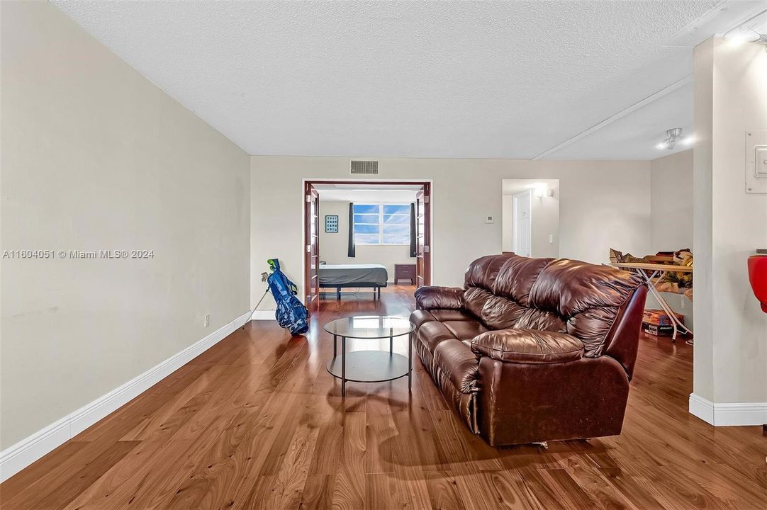 Active With Contract: $180,000 (1 beds, 1 baths, 688 Square Feet)