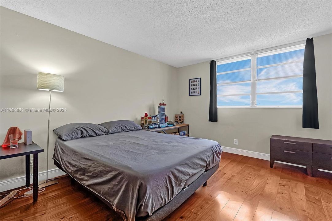 Active With Contract: $180,000 (1 beds, 1 baths, 688 Square Feet)