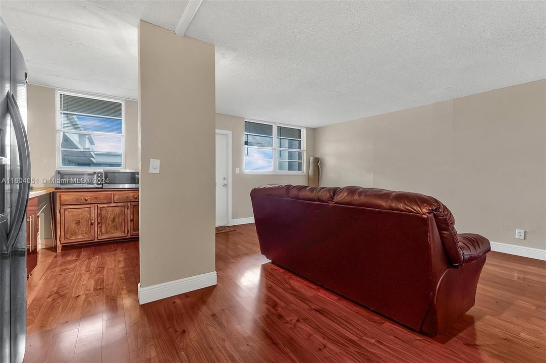 Active With Contract: $180,000 (1 beds, 1 baths, 688 Square Feet)