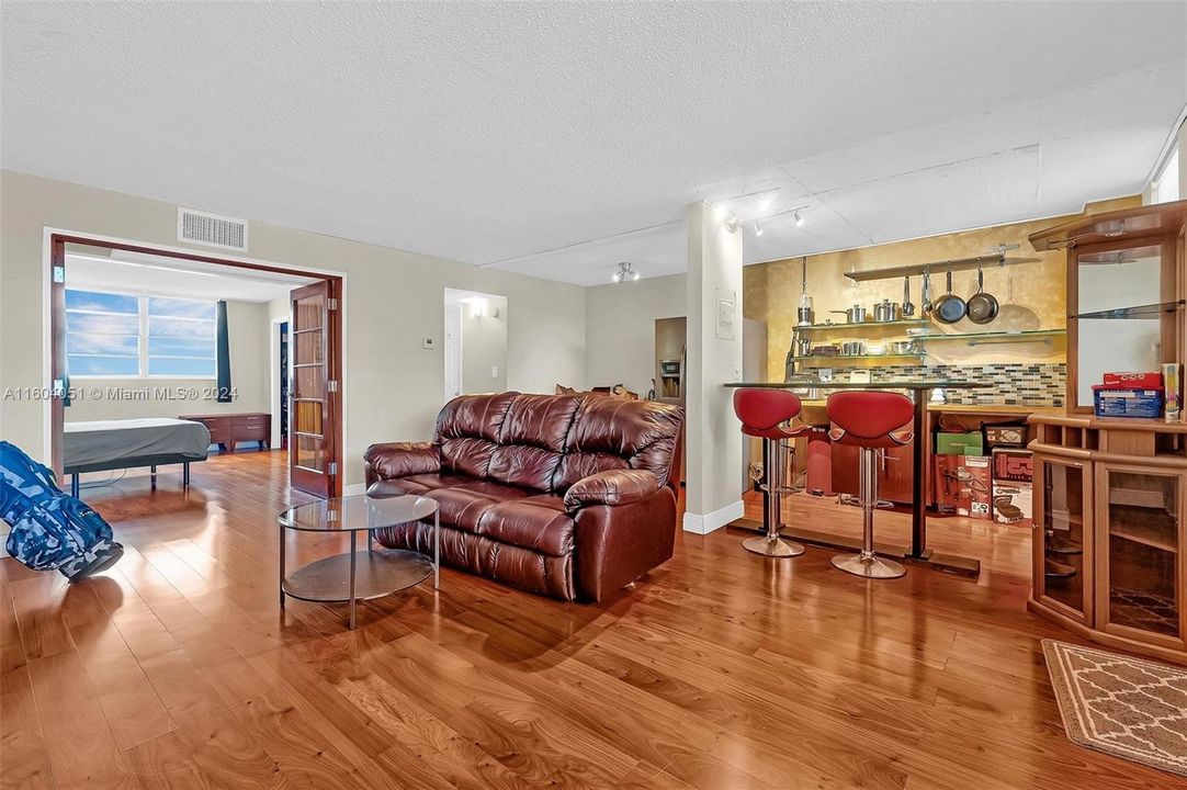 Active With Contract: $180,000 (1 beds, 1 baths, 688 Square Feet)