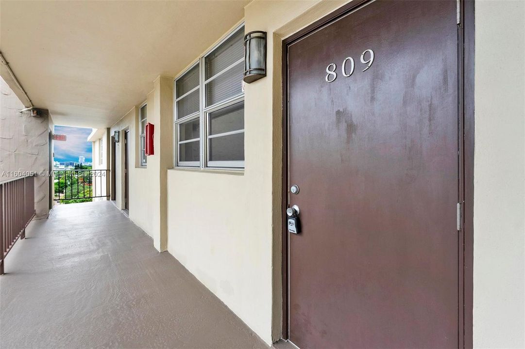 Active With Contract: $180,000 (1 beds, 1 baths, 688 Square Feet)