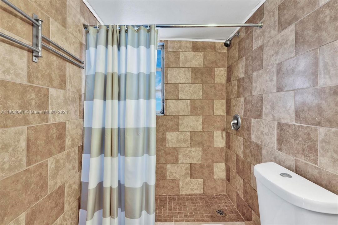 Active With Contract: $180,000 (1 beds, 1 baths, 688 Square Feet)