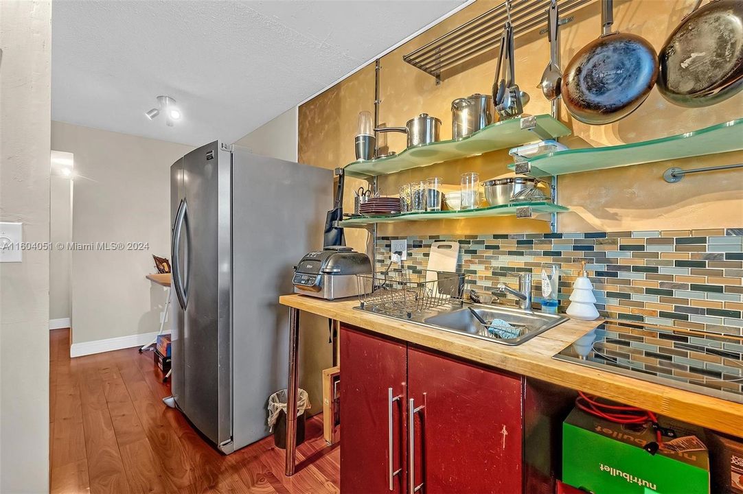 Active With Contract: $180,000 (1 beds, 1 baths, 688 Square Feet)