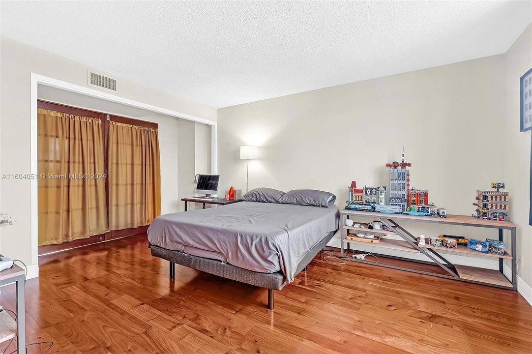 Recently Sold: $180,000 (1 beds, 1 baths, 688 Square Feet)