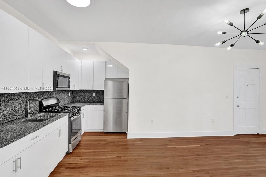 For Rent: $2,400 (2 beds, 1 baths, 1078 Square Feet)