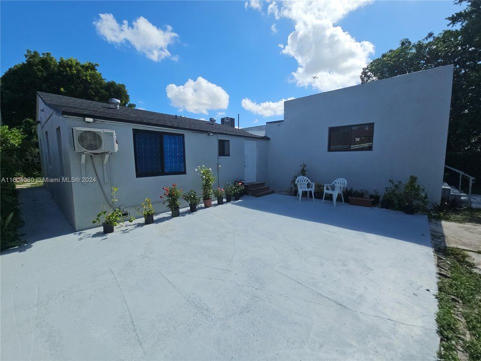 En Venta: $670,000 (4 camas, 3 baños, 1842 Pies cuadrados)