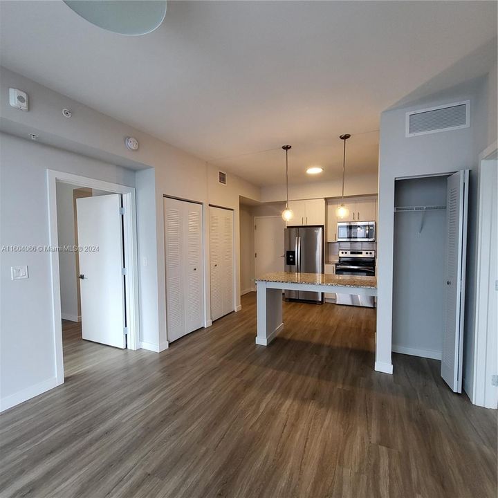 Active With Contract: $2,787 (2 beds, 2 baths, 915 Square Feet)