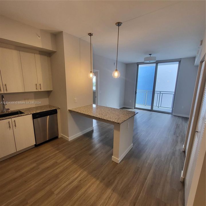 Active With Contract: $2,787 (2 beds, 2 baths, 915 Square Feet)