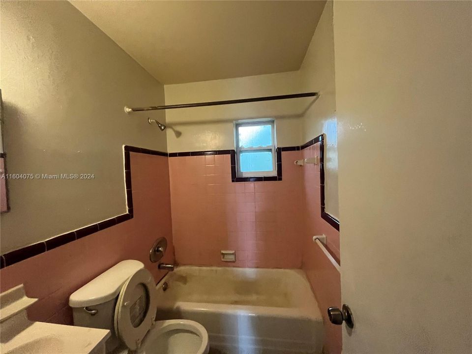 For Rent: $1,550 (2 beds, 1 baths, 2394 Square Feet)