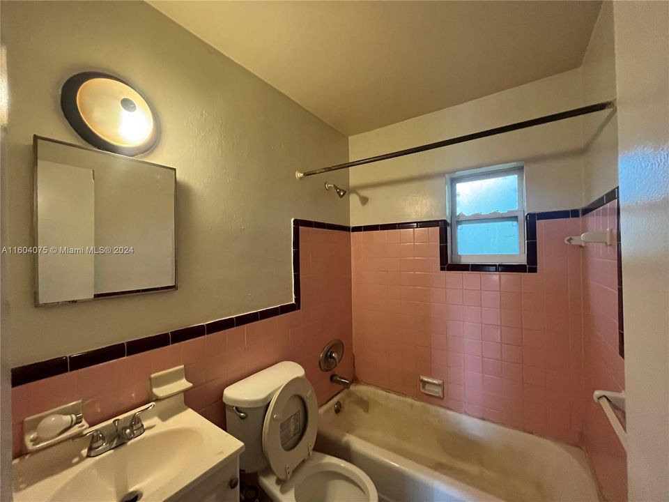 For Rent: $1,550 (2 beds, 1 baths, 2394 Square Feet)