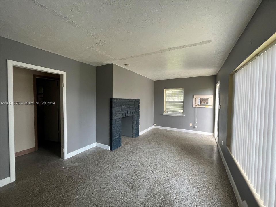 For Rent: $1,550 (2 beds, 1 baths, 2394 Square Feet)