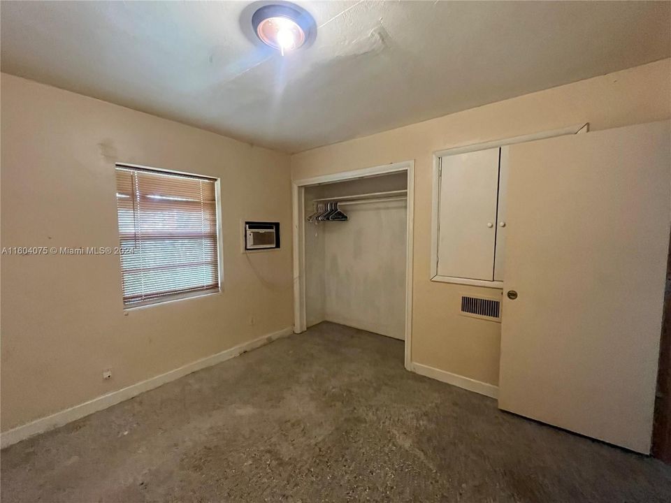 For Rent: $1,550 (2 beds, 1 baths, 2394 Square Feet)