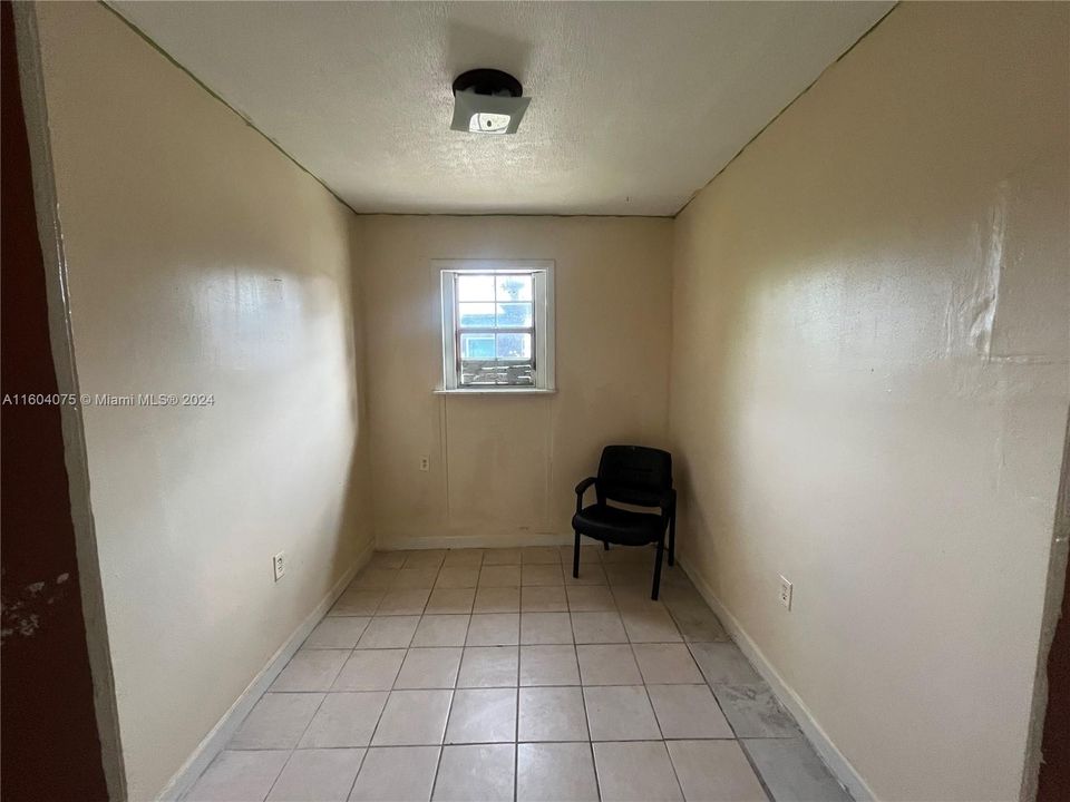 For Rent: $1,550 (2 beds, 1 baths, 2394 Square Feet)
