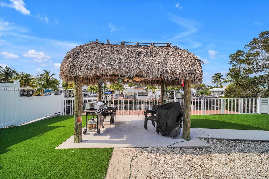 For Sale: $950,000 (4 beds, 2 baths, 1392 Square Feet)