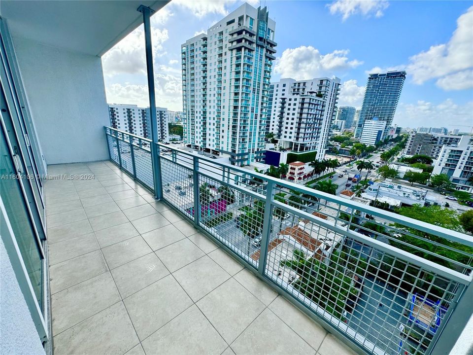 For Sale: $490,000 (2 beds, 2 baths, 948 Square Feet)