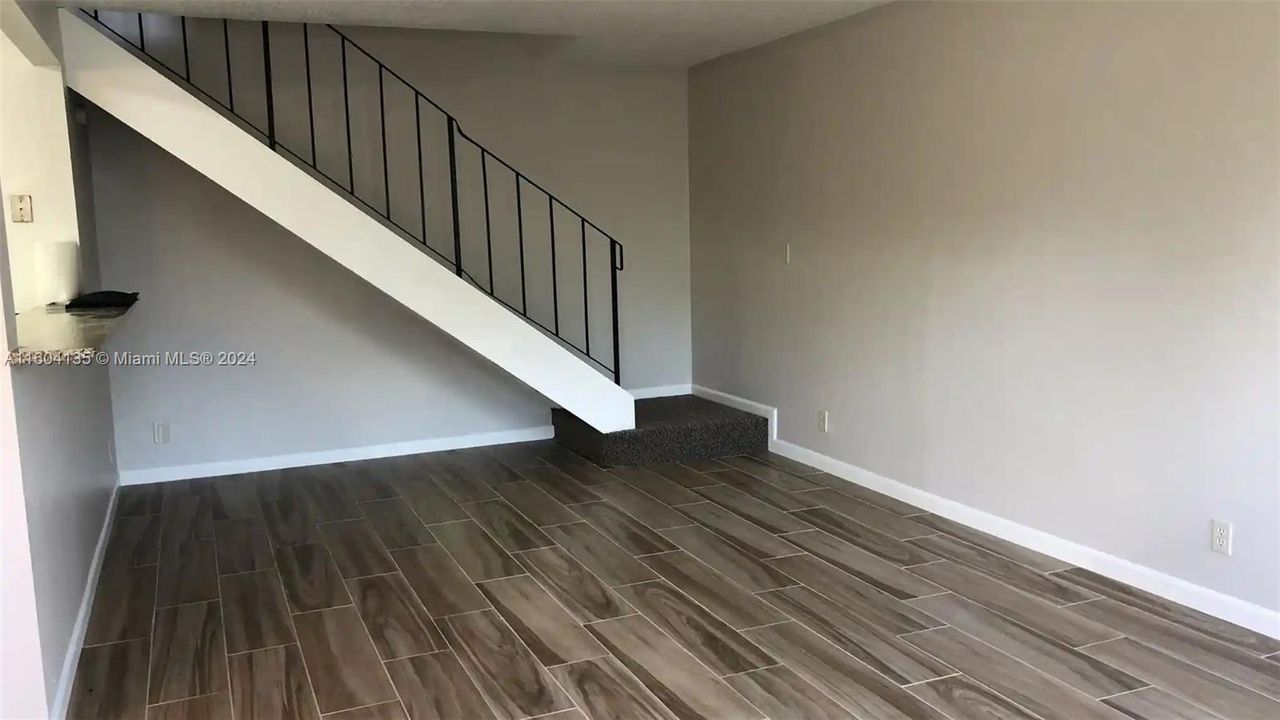 For Rent: $1,875 (2 beds, 1 baths, 980 Square Feet)