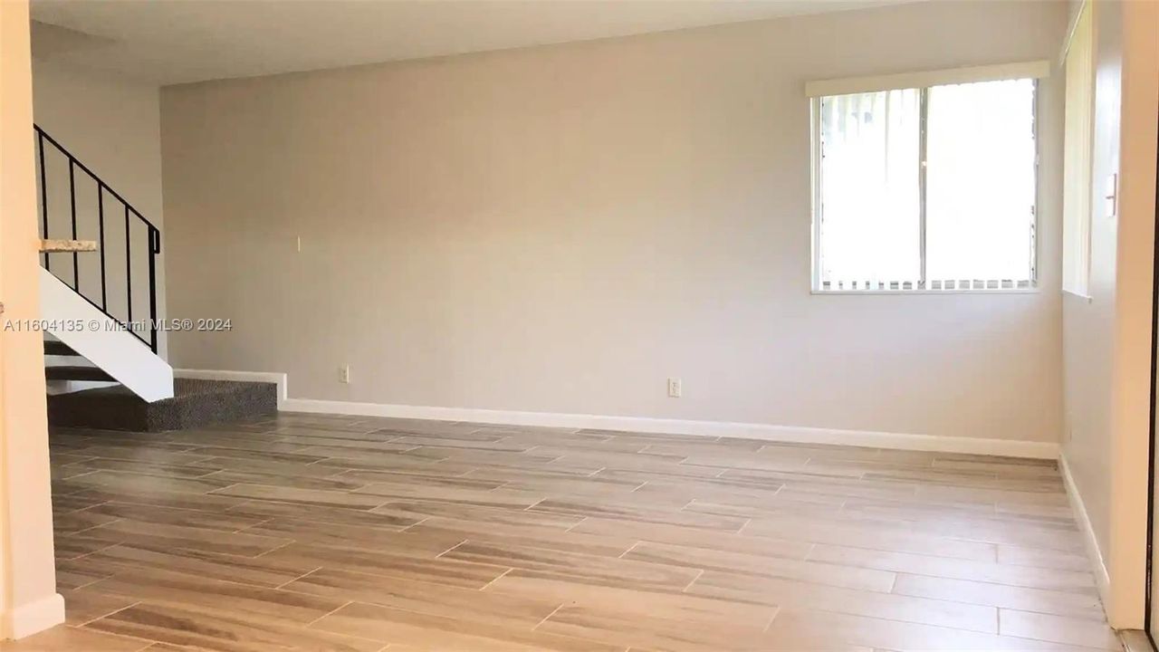 For Rent: $1,875 (2 beds, 1 baths, 980 Square Feet)