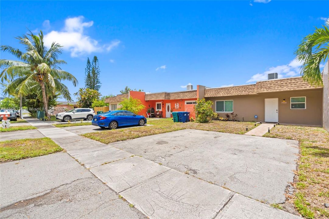 Active With Contract: $319,900 (2 beds, 2 baths, 1200 Square Feet)