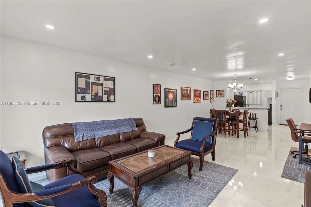 Active With Contract: $319,900 (2 beds, 2 baths, 1200 Square Feet)