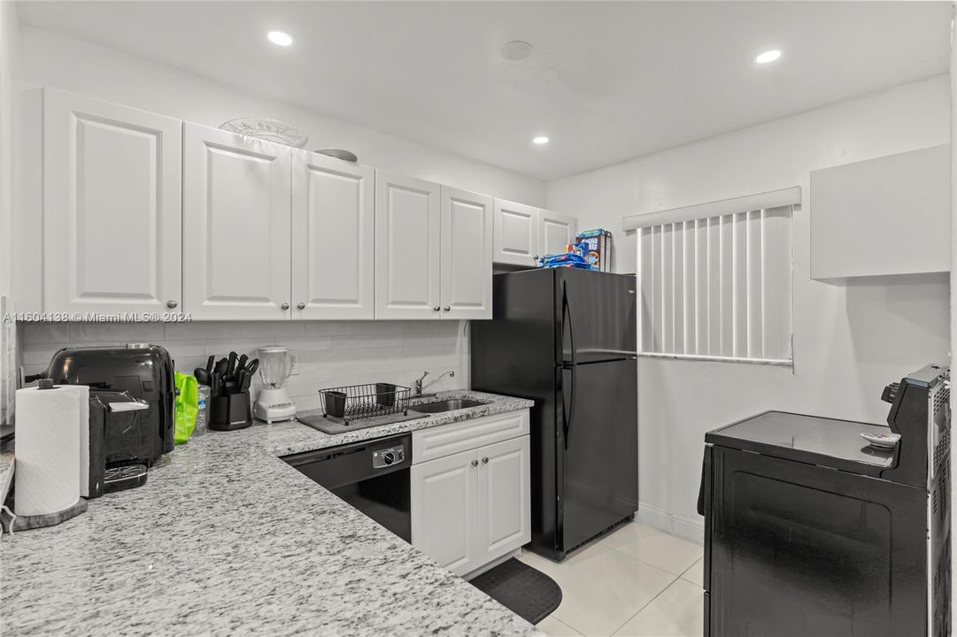 Active With Contract: $319,900 (2 beds, 2 baths, 1200 Square Feet)