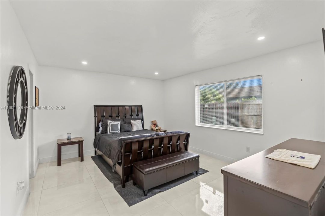 Active With Contract: $319,900 (2 beds, 2 baths, 1200 Square Feet)