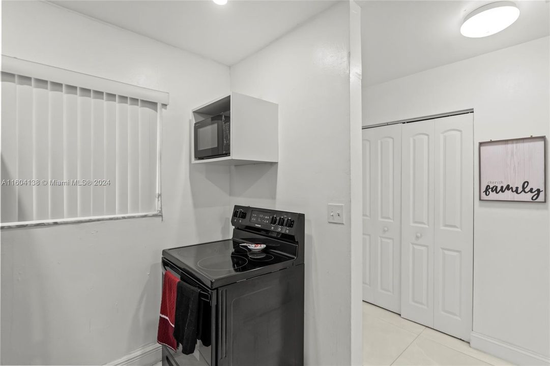 Active With Contract: $319,900 (2 beds, 2 baths, 1200 Square Feet)