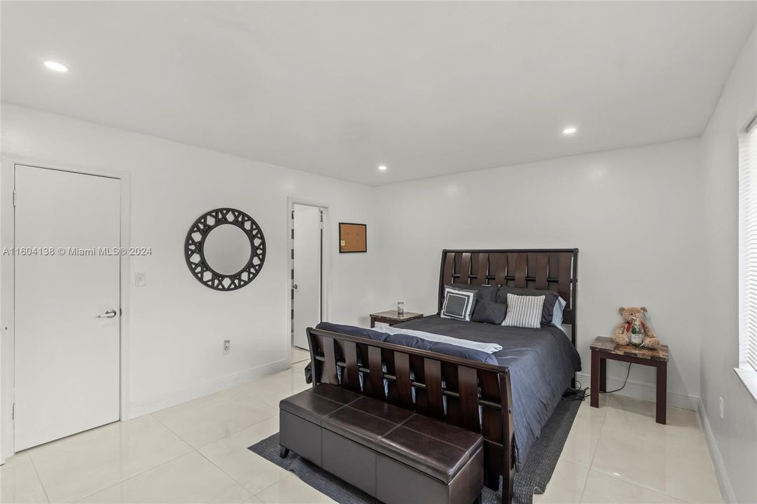Active With Contract: $319,900 (2 beds, 2 baths, 1200 Square Feet)