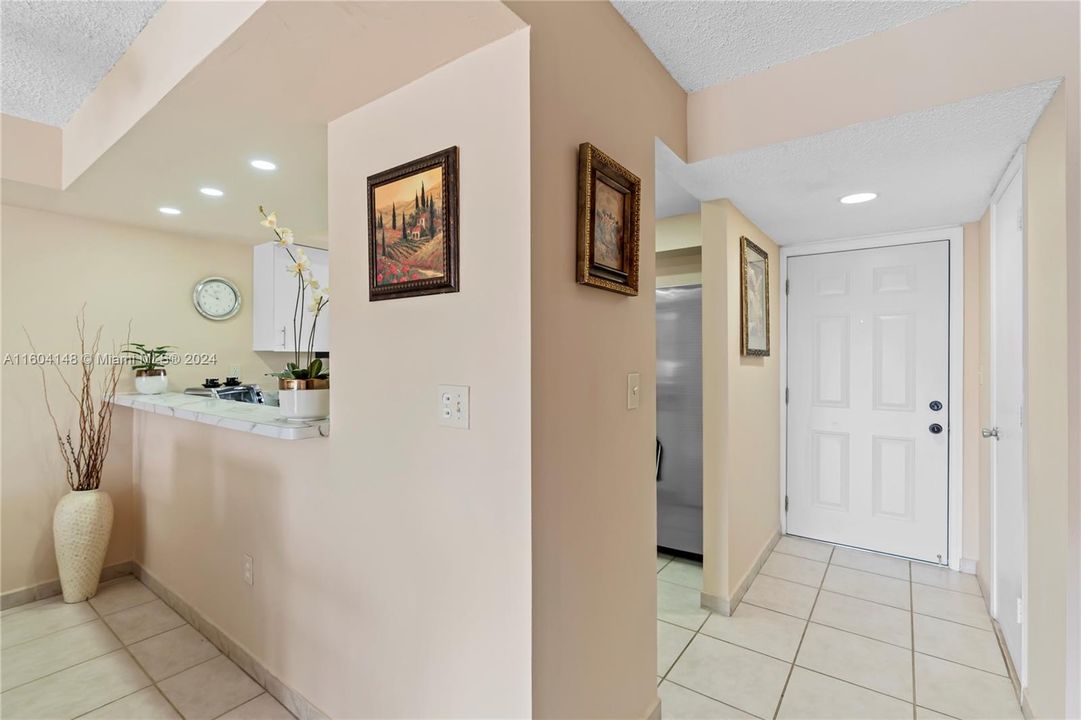 For Sale: $328,000 (2 beds, 2 baths, 1060 Square Feet)