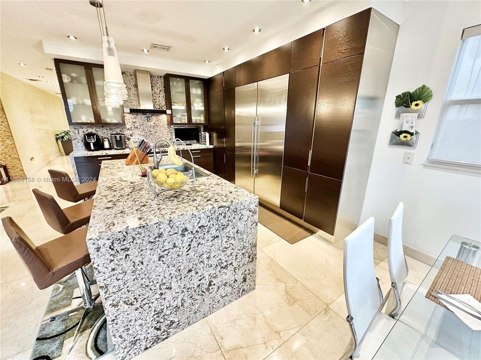 Vendido Recientemente: $1,350,000 (5 camas, 3 baños, 3240 Pies cuadrados)