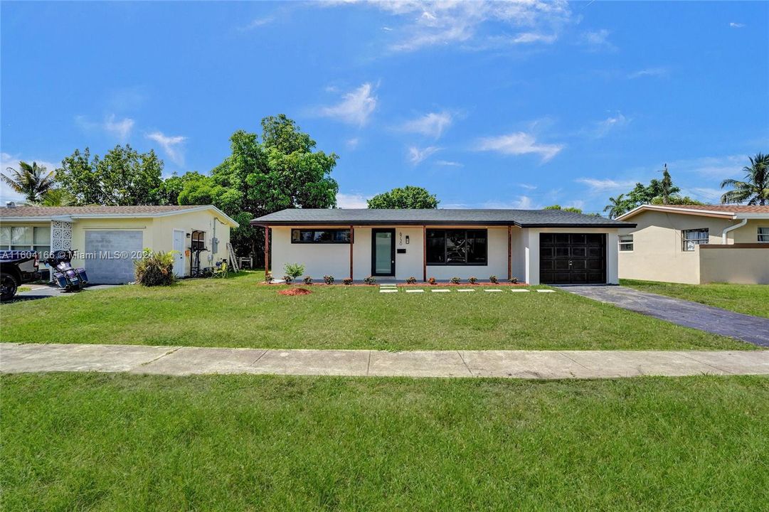 Active With Contract: $499,900 (3 beds, 2 baths, 1537 Square Feet)