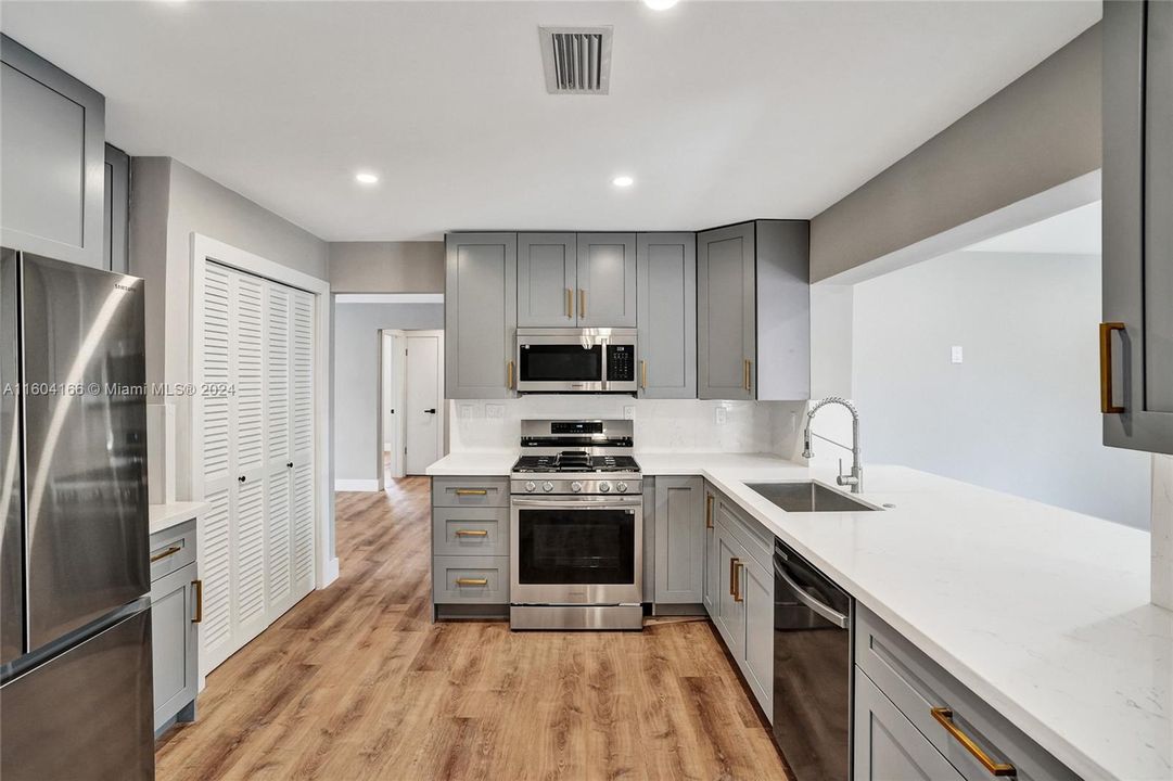 Active With Contract: $499,900 (3 beds, 2 baths, 1537 Square Feet)