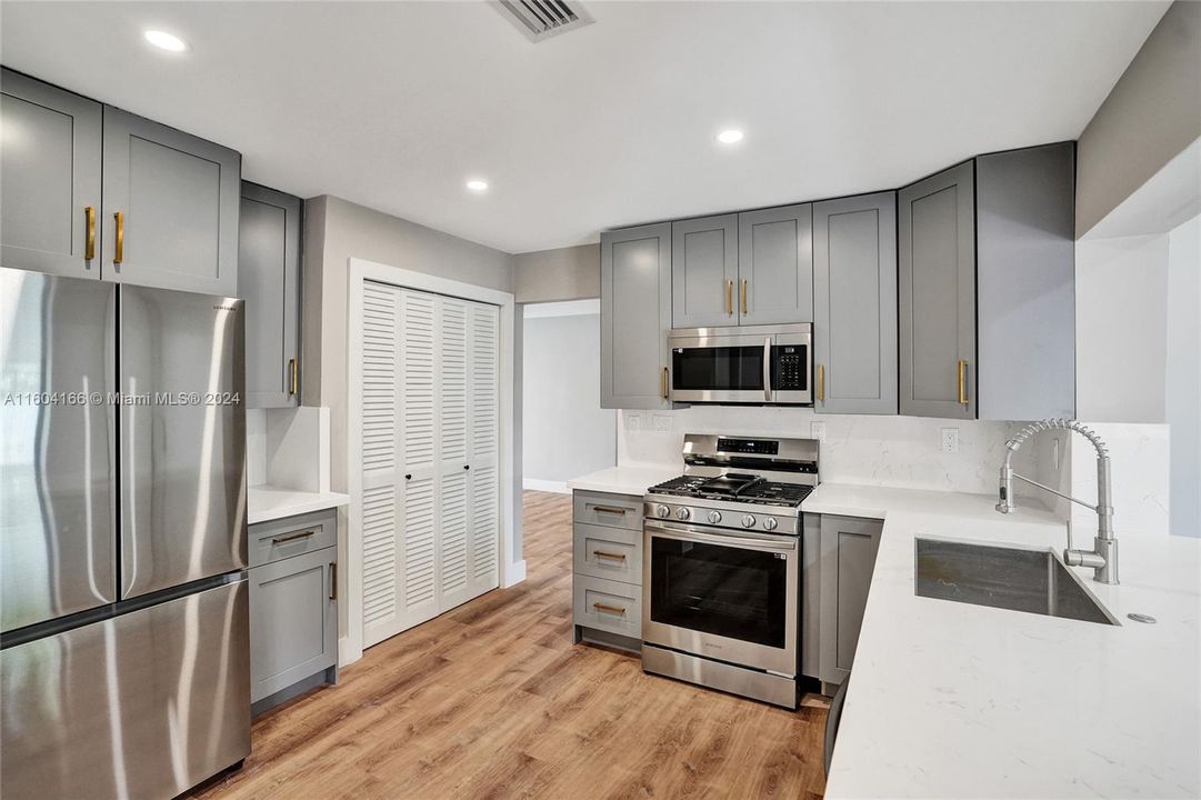 Active With Contract: $499,900 (3 beds, 2 baths, 1537 Square Feet)